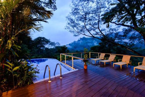 Casa de los Monos Locos - deck de la piscina al anochecer