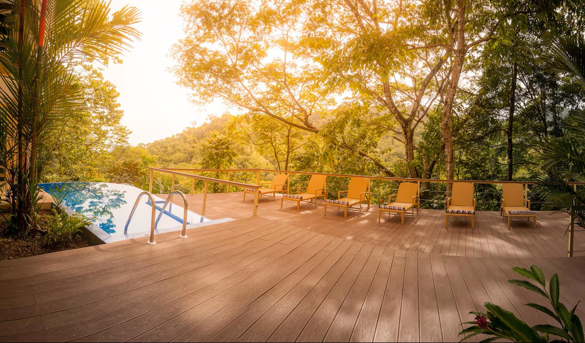 Casa de los Monos Locos - atardecer dorado junto a la piscina