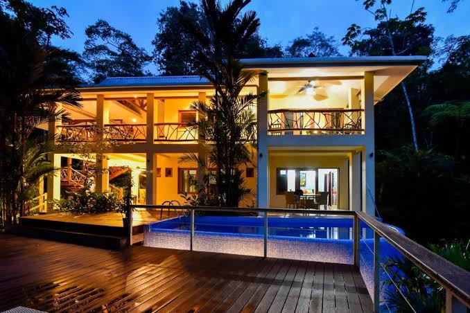 Casa de los Monos Locos - piscina infinita con vista a la selva