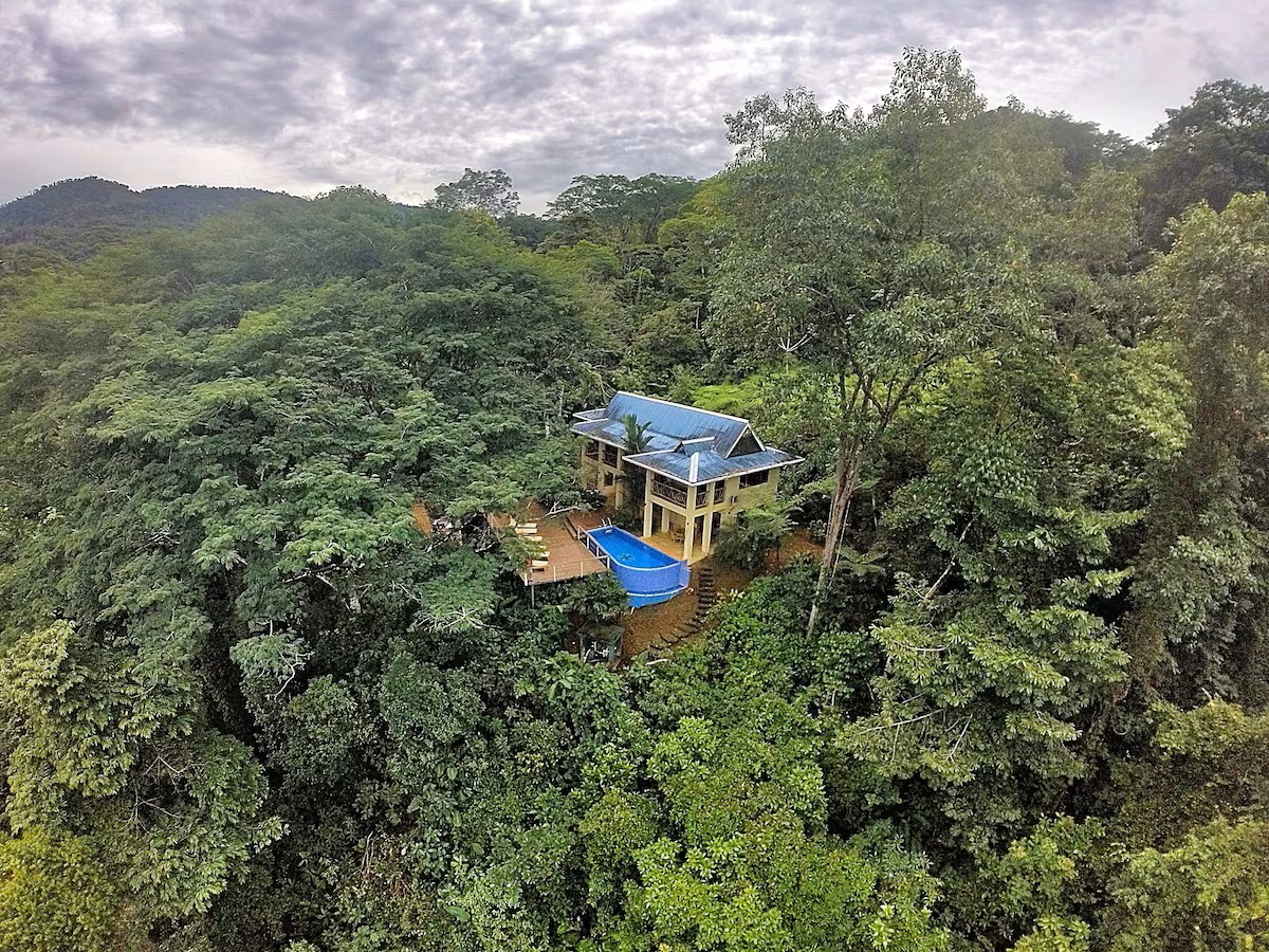 Casa de los Monos Locos - vista aerea entre la selva